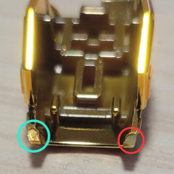 アンダーゲートになっているRGアカツキですがゴールドメッキパーツだし、ゲート処理するとメッキが剥がれるので、全てのゴールドパーツにガンダムマーカーイエローゴールドで色塗りました。少しは目立ちにくくなったかなとは思います。ゴールドメッキパーツ以外は現在サフ吹き中ABS素材も入ってますが調べたら最初に砂吹きを何回かすると大丈夫かもとかなんとか。今のところは割れてません。 （1枚目）