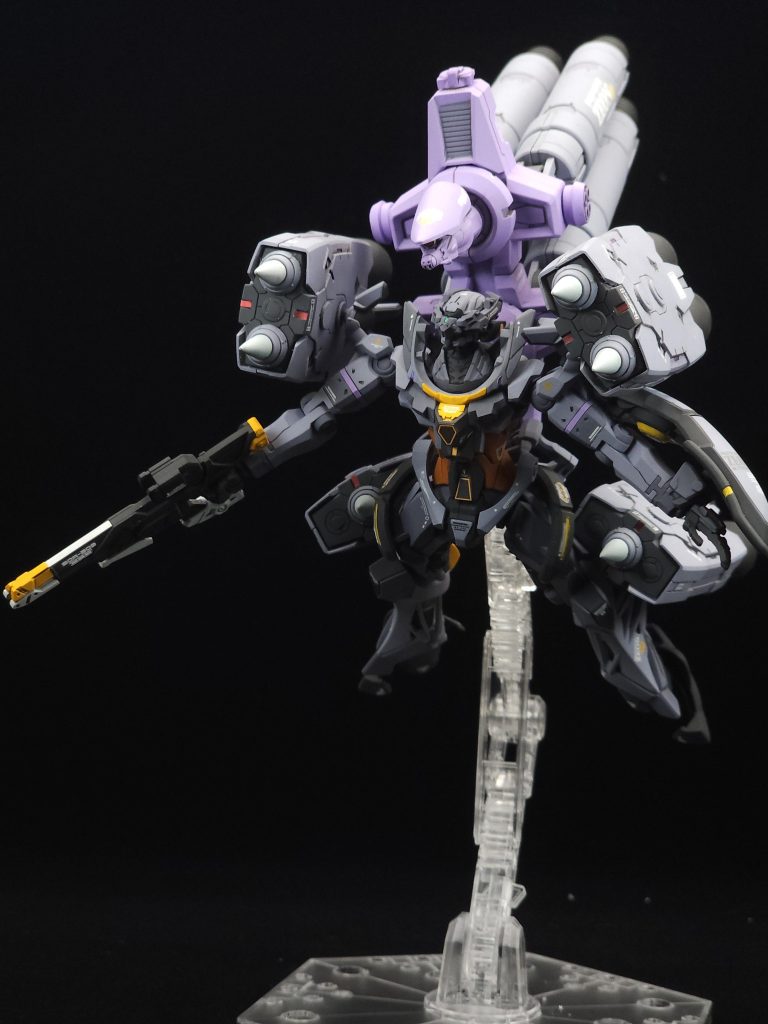 サイコミュロック解除前では追加スラスター&武装としてメガ粒子砲を両肩、両脚に装備キケロガはプロペラントタンクに赤いガンダムのビットをイメージしました