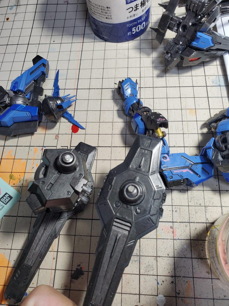 大反省点は、ボールジョイント部分をどこまで塗装するかで悩み、未塗装部分がチラ見えしたら嫌だなと思ってガッツリ塗ったのですが、接続部がガチガチになってしまい、羽がポッキリ折れました。