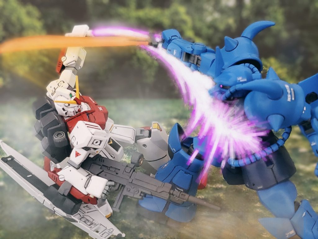 変則的な左右の動きで相手を撹乱しながら一気に距離を詰めてくるグフ⚔️💨👱『そこっ‼️』グフの斬撃を寸前のところで回避しながら機体姿勢を深く下げ、懐に入り込むプロトNT-1⚡💨そしてビームサーベルがグフのボディに深く食い込み、そして切り払う～🤩✨