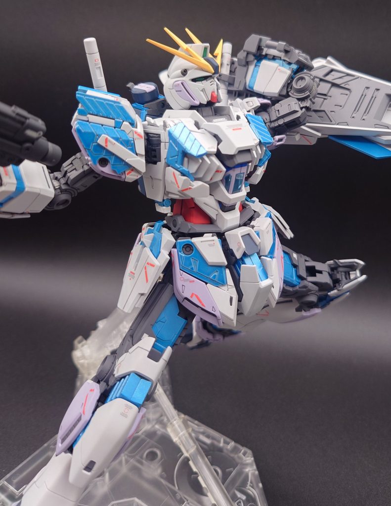 C装備(青)非発光状態用のグレーのサイコフレームに白サフ→メタリックブルーとクリアブルーを混ぜたもの→クリアのトップコートで塗装