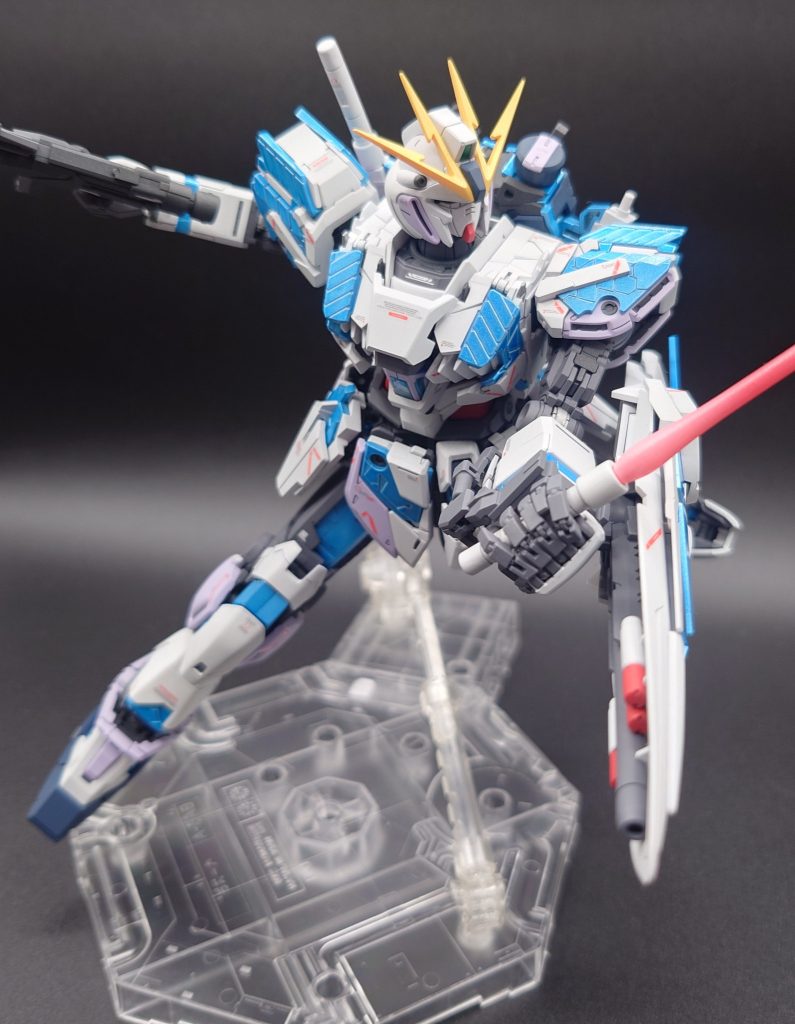 ビームサーベルも先端を尖らせて、ほんのりグラデ塗装してます