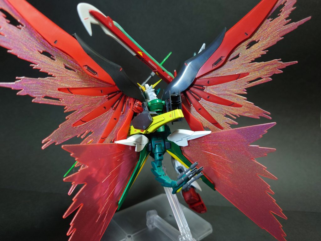 デスティニーのヴォワチュール・リュミエールとV2ガンダムのミノフスキードライブで超高速機動性を確保一騎当千のコンセプトで高火力・高機動の超ハイエンドモビルスーツです!HGACアルトロンガンダム見たとき、コイツにデスティニーガンダムのウイング付けてー!となったのが形になって良かったデス!…ゼウスシルエットが手に入ったらもっと盛り盛りになることが楽しみだゼィ!