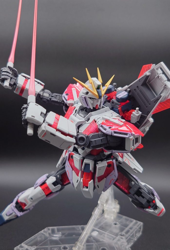 サイコフレーム以外のパーツは塗装→スミ入れ→デカール貼り→つや消しでトップコート→最後にタミヤのモデリングワックスを塗布し、気休め程度の小傷＆ホコリ付着の防止を図ってます 