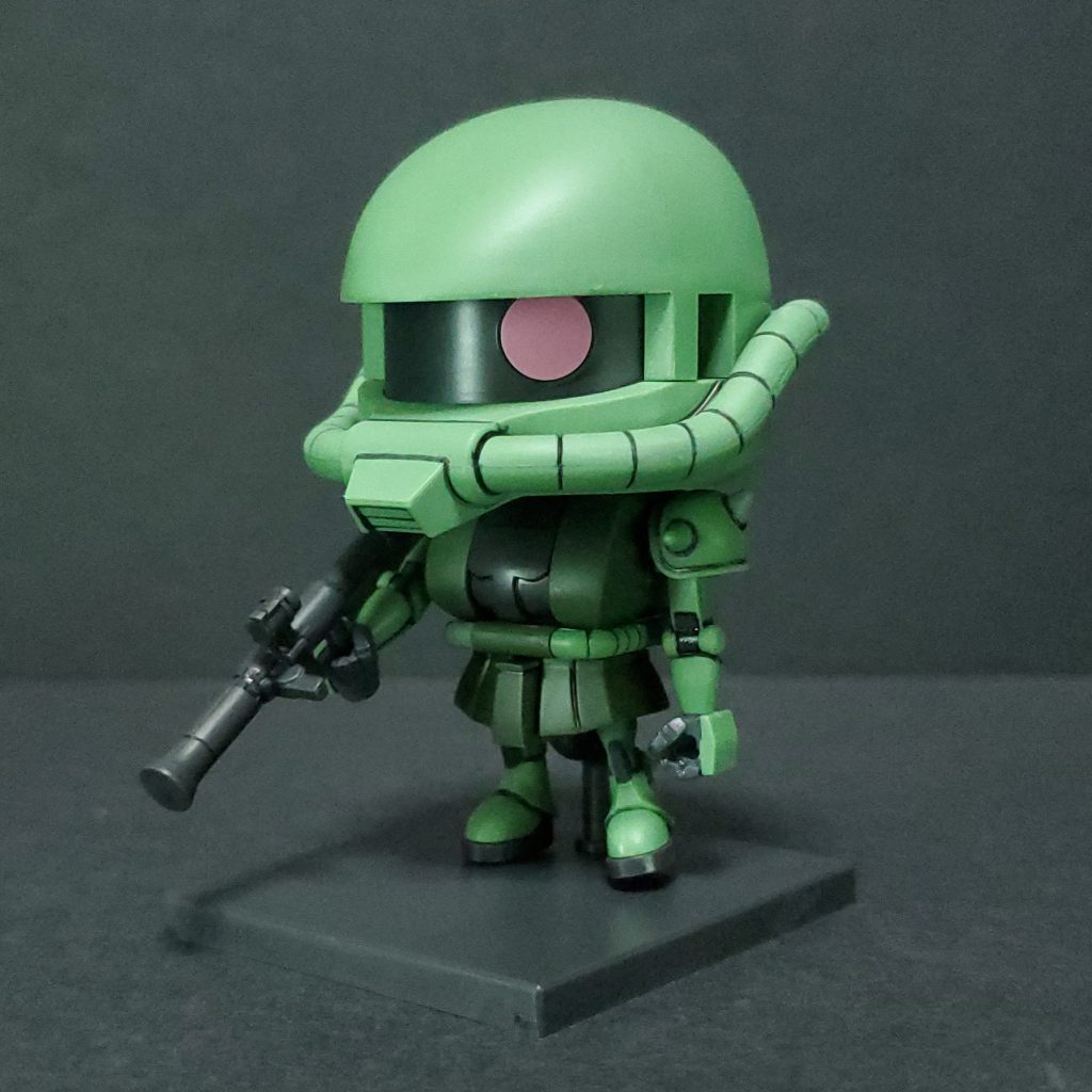 ザクプラくん。ヒートホーク、ザクマシンガン、ザクバズーカが付属し、モノアイが可動します。可愛い。