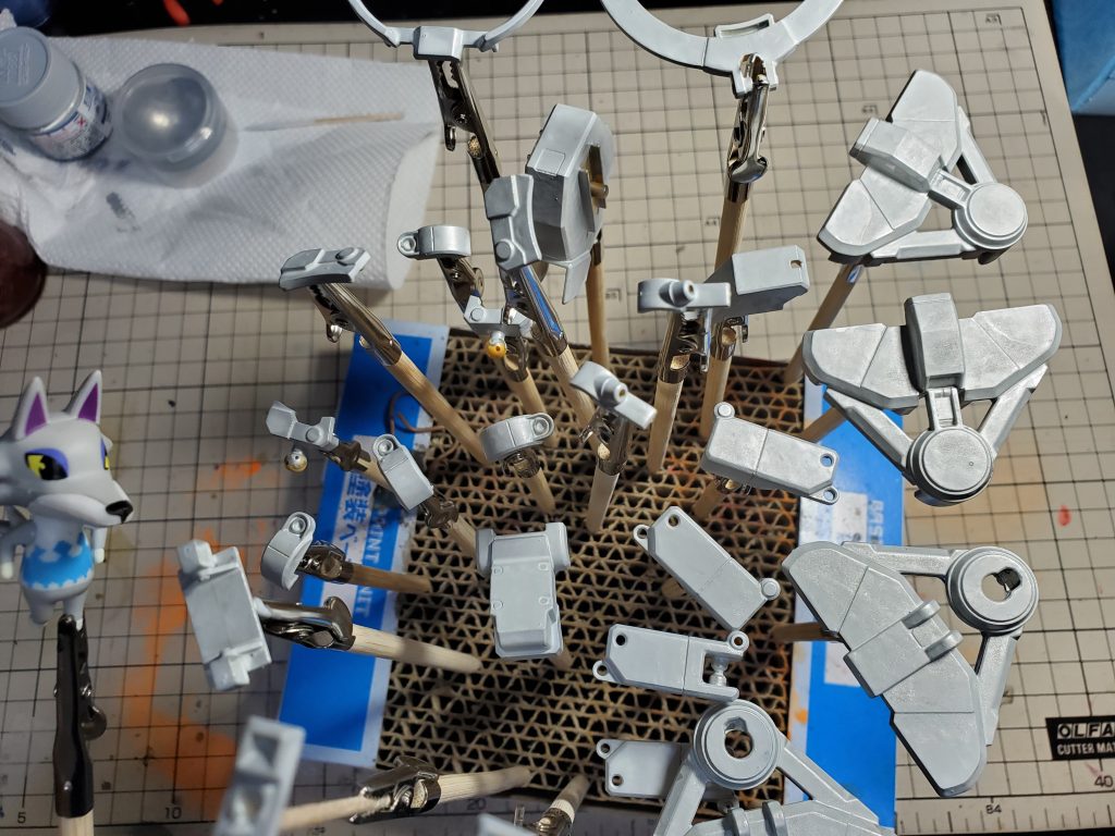 色見合わせ中。ホワイトシルバーを塗ったのですが、白みが足りなかったので、上からうっすらホワイト塗って観察しているところです。