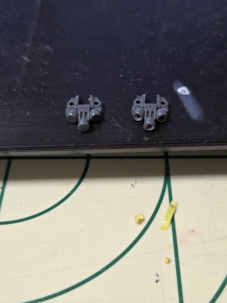 レッグカバーのブースターはつるつるだったのでドリルで穴を開けた後100均のリューターでギリギリまで穴を広げました。左が加工前、右が加工後です。