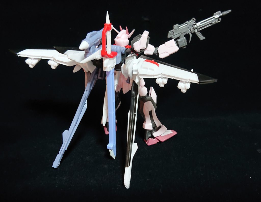 ストライクルージュと言えば、I.W.S.P.装備での発売が多いと感じていたので、何故にオオワシ?もしかして、せっかくストライク専用にフレームを新規金型で起こしたのだから、ビルドストライク・ガンダムも出るところまで期待していいの?フレーム流用ならストライク・ノワールもあるよ。なんて考えてた時期もありました(遠い目)