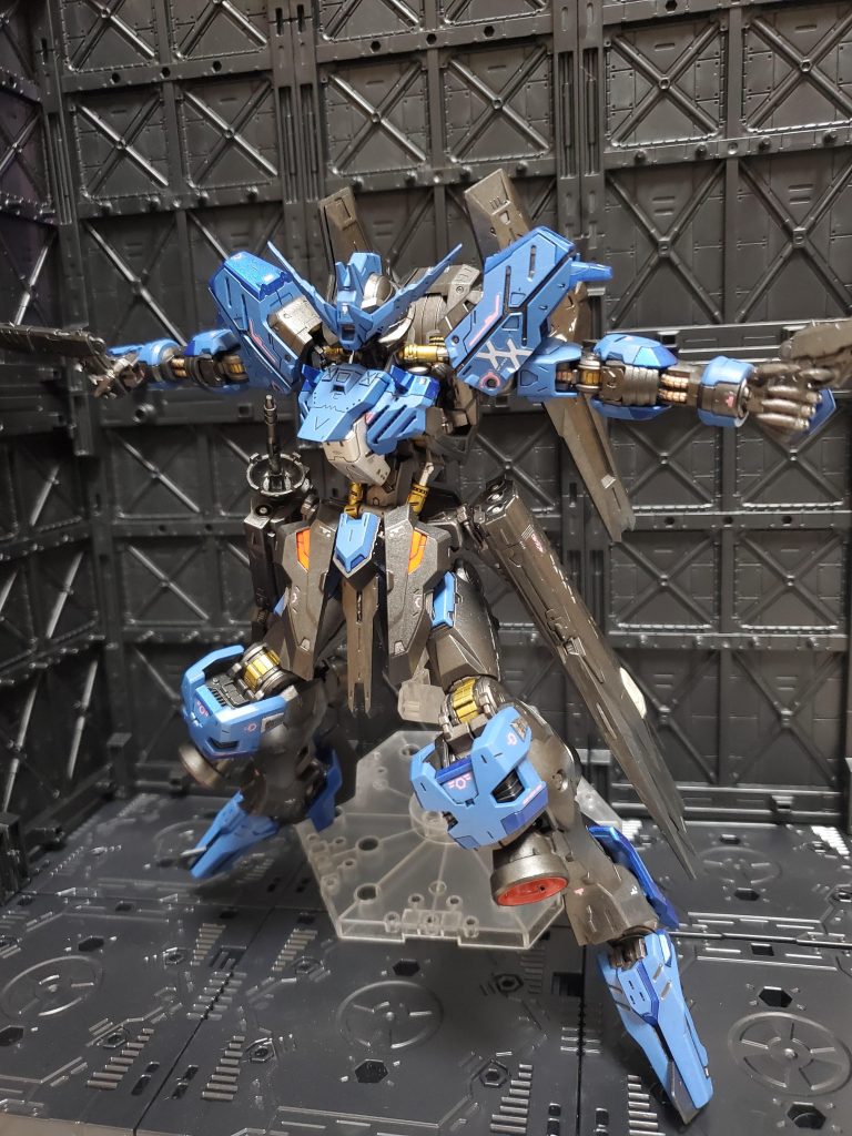 ハンドガンの一枚。今回は付属のシールを貼っていますが、段差は遠目で気にならない感じに貼れたと思います。パイプ部分を赤のほうが映えたかなぁ……カッパーで塗装しています。