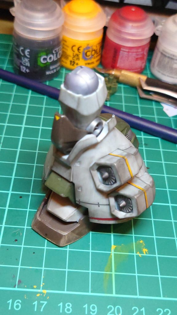 黄色とか赤のラインはデカールの失敗が怖いので筆塗りで誤魔化し…（笑）