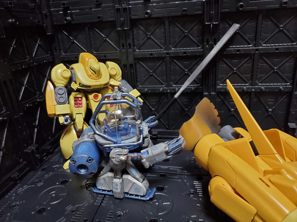 トロハチと一緒にパチ組のまま放置されてるズサとの一枚。 工具持たせられるので楽しい。トロハチが持ってる「Rボコ」というツール。めちゃくちゃ便利で多用してます。ザクの動力パイプとかの丸いパーツのパーティングライン瞬殺です。