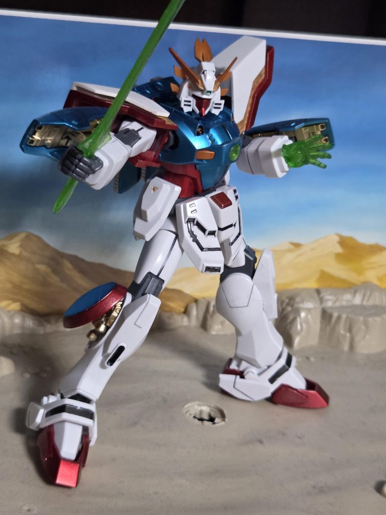 けっこう古いキットなので動かしてるとあちこちがポロポロとれます。腰のビームサーベルはもう取付を諦めました・・・