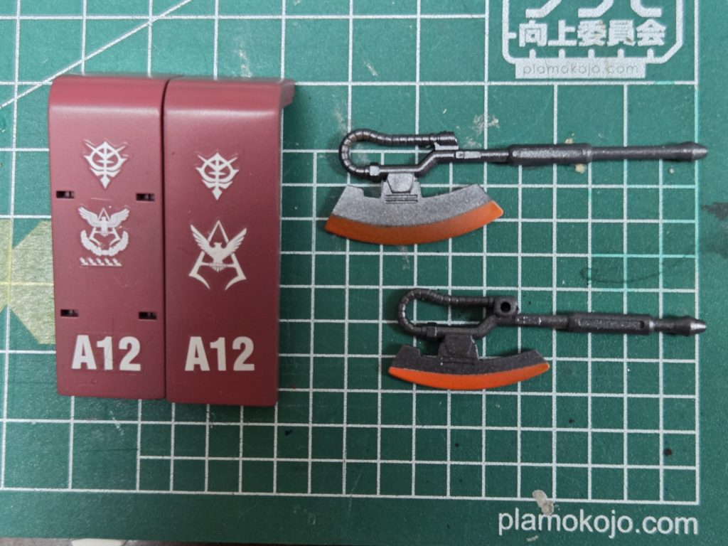 ヒートホークはオレンジグラデーションして発光してるイメージで!シールドは、武装を着けるために穴が空いてるのが、気になって、ガンダムベース限定のペイントモデルのザクのシールドを借りて穴埋め加工したのも別に作りました!デカールはキット付属のものとおなじマーク見つからなかったので、通常のシャアザクのステッカーで代用