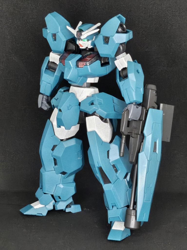 全身プラパイプを使用し、腰で4mm股で1mm腕で1mm延長してます。顔がゴツすぎたのてフェイスガードも外してボールジョイントがギリギリ掛かるぐらい浅く差してます。また手首が赤ちゃんみたいだったので次元ナックルの大と交換しました。