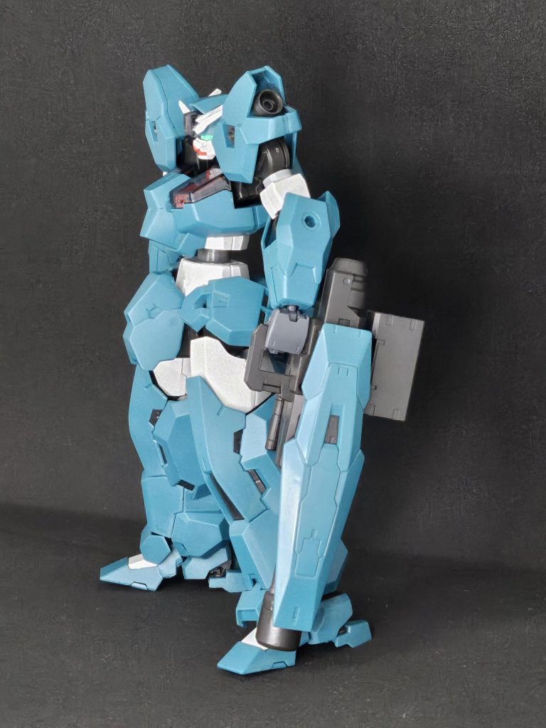 左側ヘビーアームズっぽく左手にぶきを持たせました。腕が長く見えるように肩アーマーも目一杯上げています。