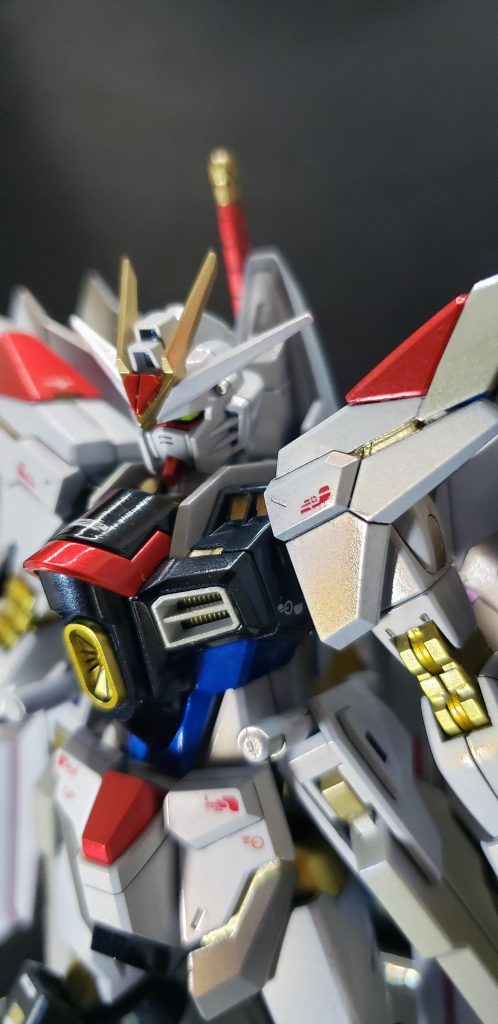 レッドはガイアカラーのプライマリーメタルレッドにクリアレッド2層吹き付けブルーはGXメタルブルーにクリアブルー2層吹き付け胸部のブラック(紺色?)はGXメタルブラックにGXメタルブルーを混ぜて調色、クリアブラック2層吹き付け