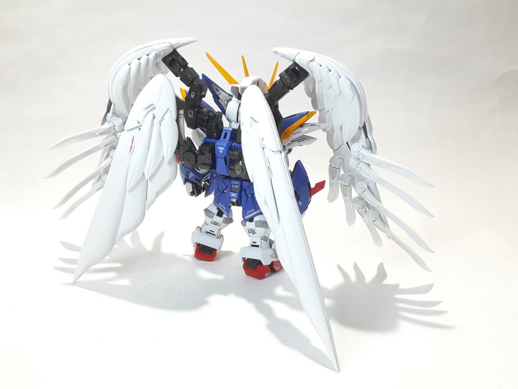 背面ウイングはパール塗料を吹き付けてキラキラにしてますアクセントにサファイアブルーを吹いたんですが写真だとあまり伝わりづらいですね…