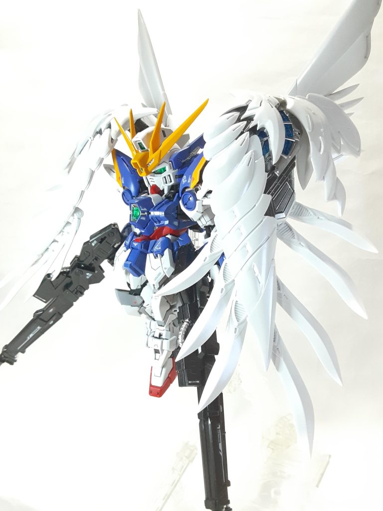 ポーズを付けて何枚かウイングから露出するクリアパーツは裏にホイルシールを貼り反射するようにしてます