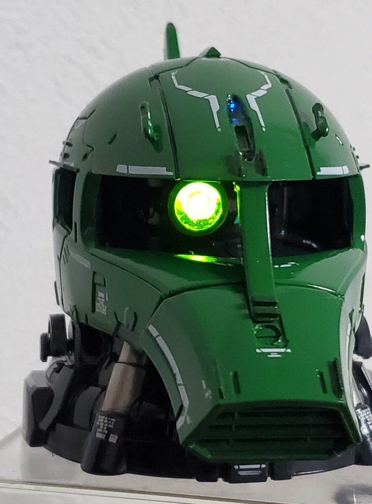 LEDと光ファイバーで、光らせたけど、モノアイの、LED接触不良？か、時々消える素人電飾だよ。