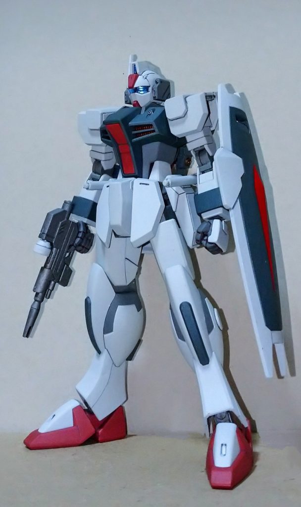 SEED世界のジム2といった立ち位置だと思いますが弱そうです。正直ストライクダガーよりも弱そうに見えます。少しヒョロ過ぎる気がしたので胴体の側面に0.5ミリのプラ板を張り付けて微妙にボリュームアップさせました。肘の関節がどうにも好みではなかったので自作して変えようと思いましたが前腕の可動の為のスキマをプラ板で埋めたら大分マシに見える様になったのでそれで良しとしました。上腕の可動があるので十分に曲がってくれます。