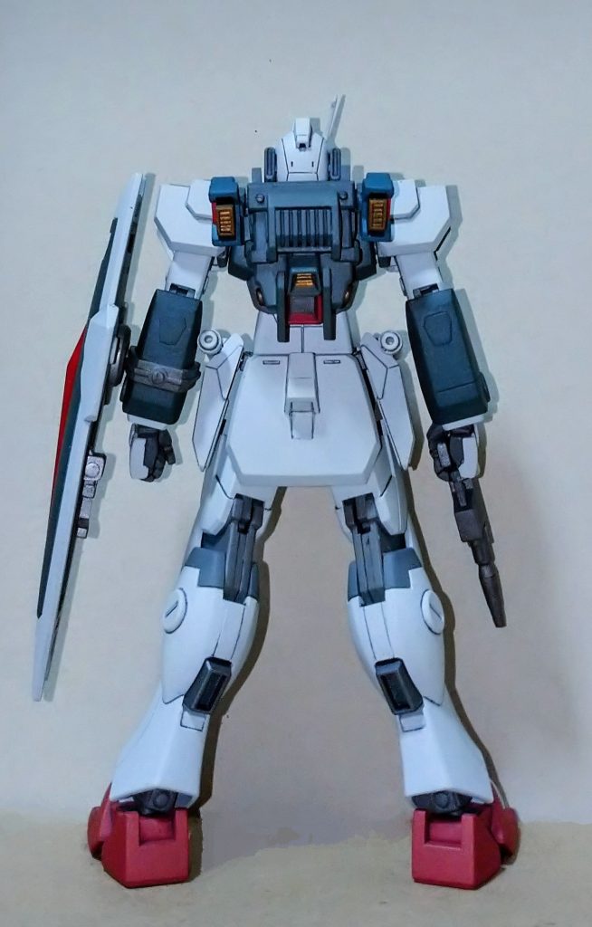 個人的にはデカい得物もゴチャゴチャした装備も好みでは無いのでキットの仕様で充分なのですが相手にするのがあまりにもチートのバケモノ達なので可哀想になり少しでも長く生きれる様に(生き残れるとは言ってない)ちょっとだけパワーアップさせて上げました。ジャンクパーツや余剰パーツでランドセルをプレゼントしました。😄宇宙世紀の標準的なMSの標準的なランドセルをイメージして製作してあります。