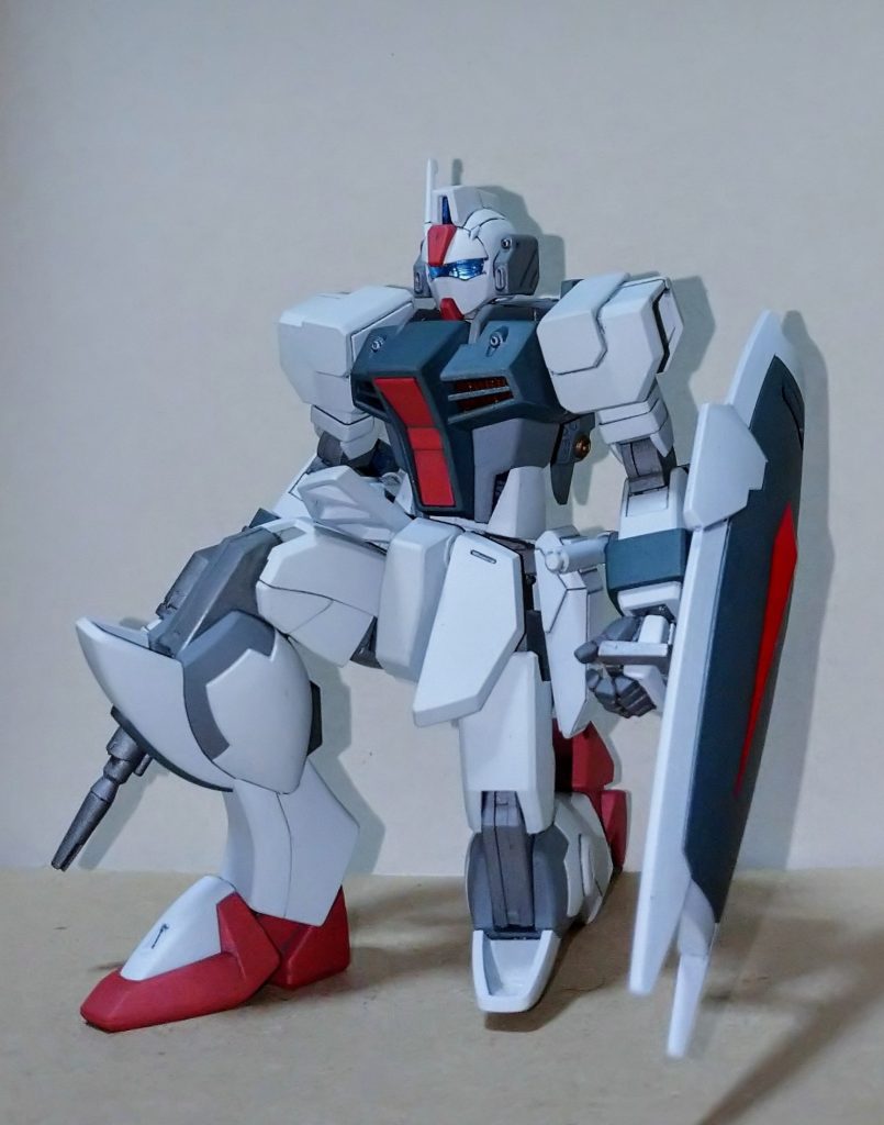 脚部は太腿の付け根に1ミリプラ板を挟んで延長して足首の関節部分を1.5ミリ位カットして短縮させています。何とか立て膝が出来る様になりました。肩の上面と脹ら脛の下は合わせ目が段落ち処理されていますが埋めて消してあります。