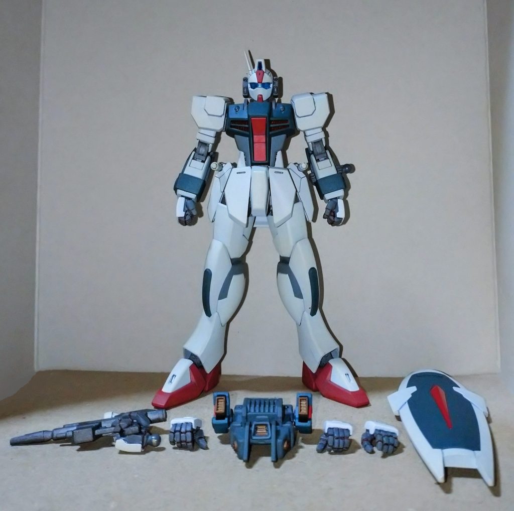 ハンドパーツは全て自作しました。左右のグーパン、左右のサーベル持ち手(左はシールドのグリップ持ちも兼ねる)、右銃持ち手、左平手と中々に大変でした。