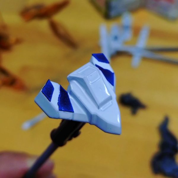 無限大の夢もそろそろ終盤です。本塗装はほぼ終わりであとは部分塗装とトップコート。因みに筆塗り部分塗装をミスったので、やり直してツヤツヤにするかツヤ消しで誤魔化すか迷ってます。2枚目の写真はバックパックの軸位置修正、3枚目は胴延長と足延長、赤いパーツは白かガンメタか…追記設定画見たら両腕白じゃなくて青とオレンジじゃねえか（1枚目）