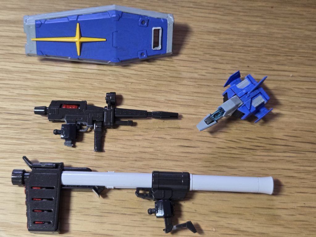 武器類です。ビームライフルとバズーカは内部パーツに赤色を付けました。これがまた良い感じです。