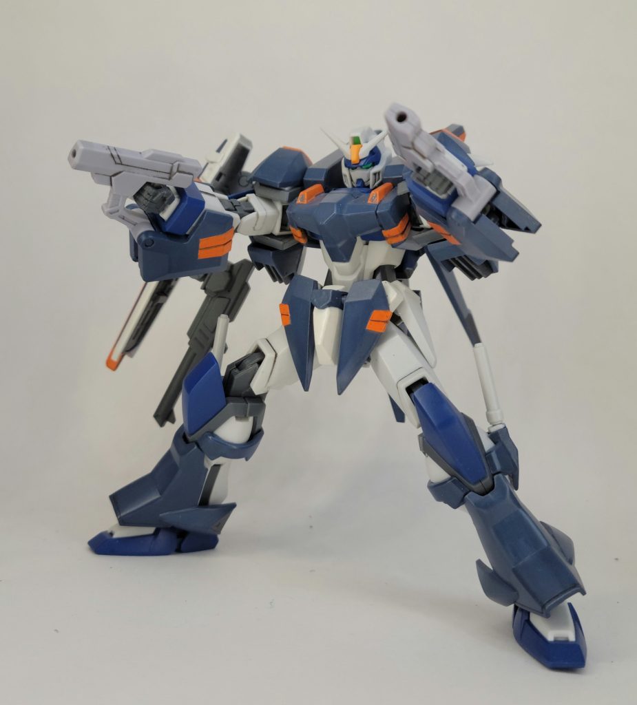 リトラクタブルビームガンを構えさせてみて。腕に取り付ける為にちょっといじったくらいで、ほぼ加工することなく手に持たせることが出来ます。