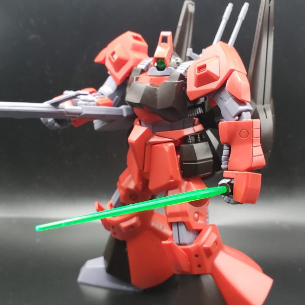 この子も赤いガンダム？