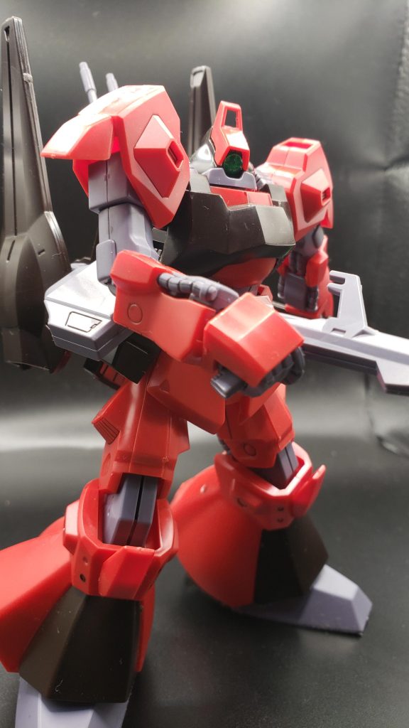 この子も赤いガンダム?–3枚目/制作者:たっこーん