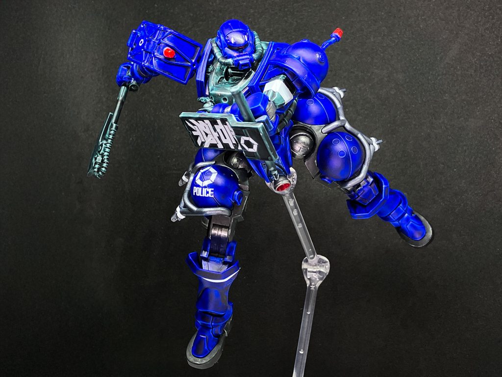 ヒートホークを持って駆ける。「POLICE」や「警察」というマーキング（シール）も秀逸。こんなシール貼ったことない。太ももの丸タンク、いいよね。