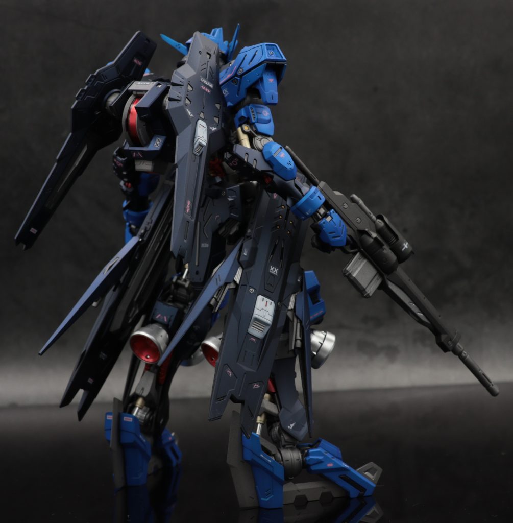 黒はプリズムブルーブラック。青は白立ち上げからクリスタルカラームーンストーンパール→クリアーブルー→クリスタルカラーサファイアブルー。塗分けも色々追加。手の色は手袋を付けているイメージで黒にしてみました。メタルパーツでディティールアップしてつや消し仕上げです。