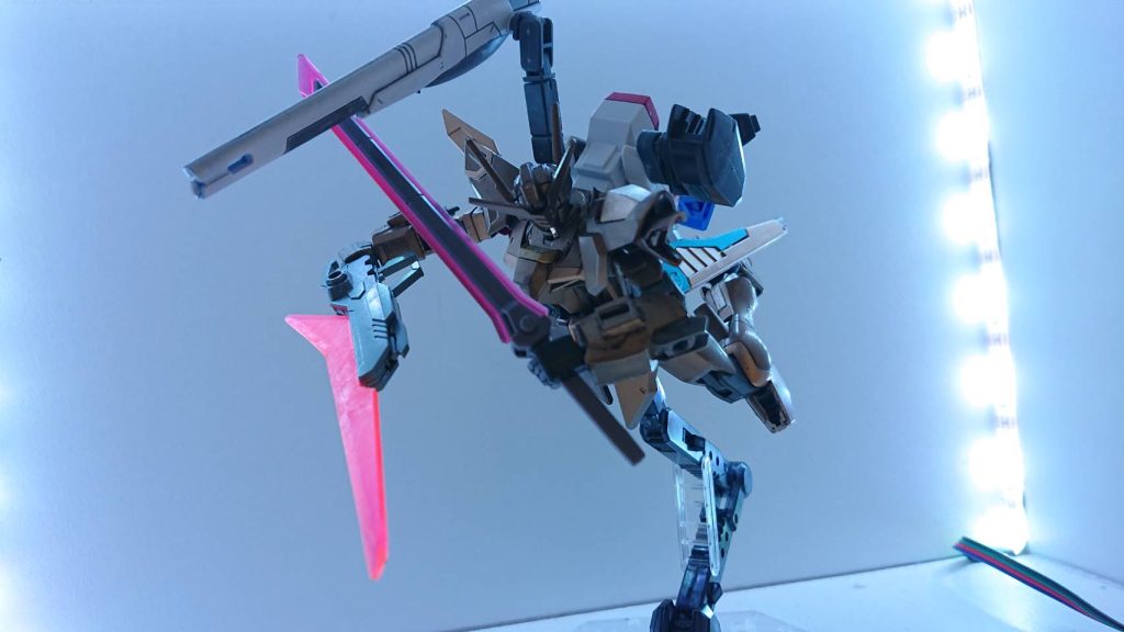 ビームブレイドライフル ソードモード砲身上部から大型のビーム刃が発生することでソードの役割を持つようになる。ビームサーベルよりもリーチが長く、ゲントがよく使う武装である。ビームスラッシャーハヤブサアカツキガンダム稲妻の時からある既存の武装。しかし、実体武装の役割を持つようになったことでビーム無効の装甲を持つ敵に対しても攻撃を与えれるようになった。