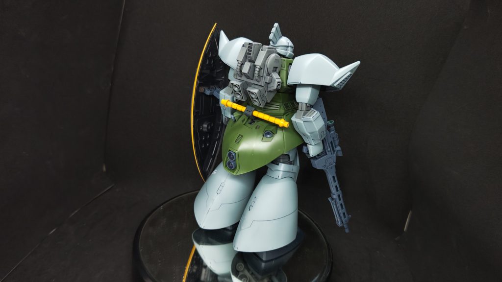 左腕にシールドを取り付けられる様に、装甲を外しています。