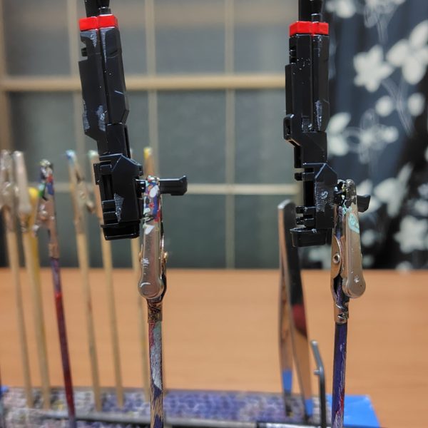ビームライフルはシール貼らず、貼り付け箇所をブルーとモンザレッドで塗装。（2枚目）