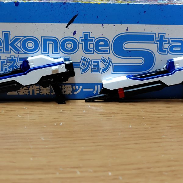 ビームライフルはシール貼らず、貼り付け箇所をブルーとモンザレッドで塗装。（3枚目）