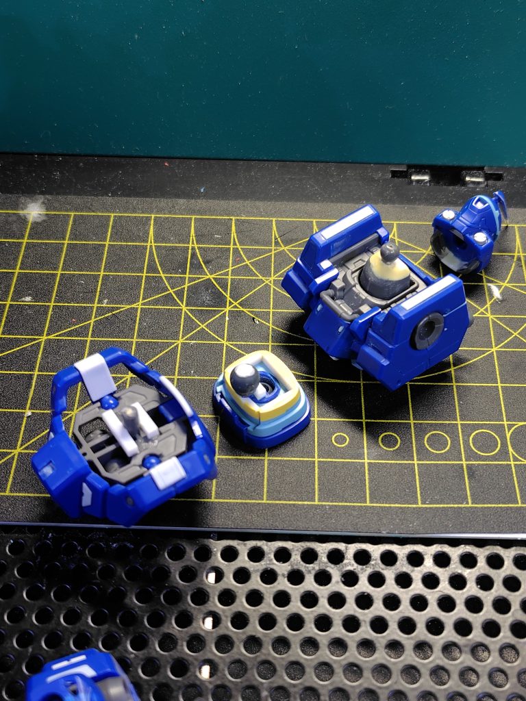 上半身の加工写真です。各関節部での延長の他、頭部は後ろから見たときに首関節を隠したかったので、襟足部分を追加しています。