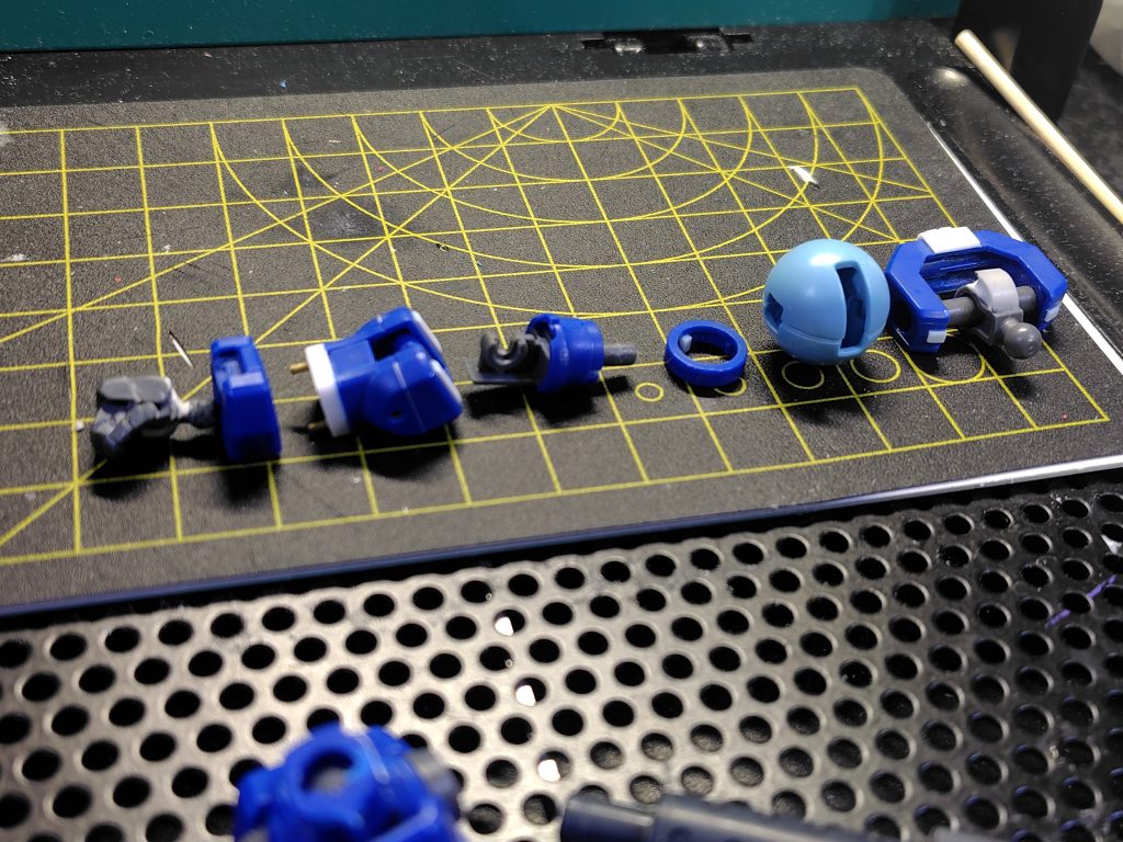 腕部の加工写真です。上腕は差し込み軸を延長、前腕は袖口を切り離して延長した他、肩の球体の隙間が目立ったので、関節軸に隙間隠しを追加しています。