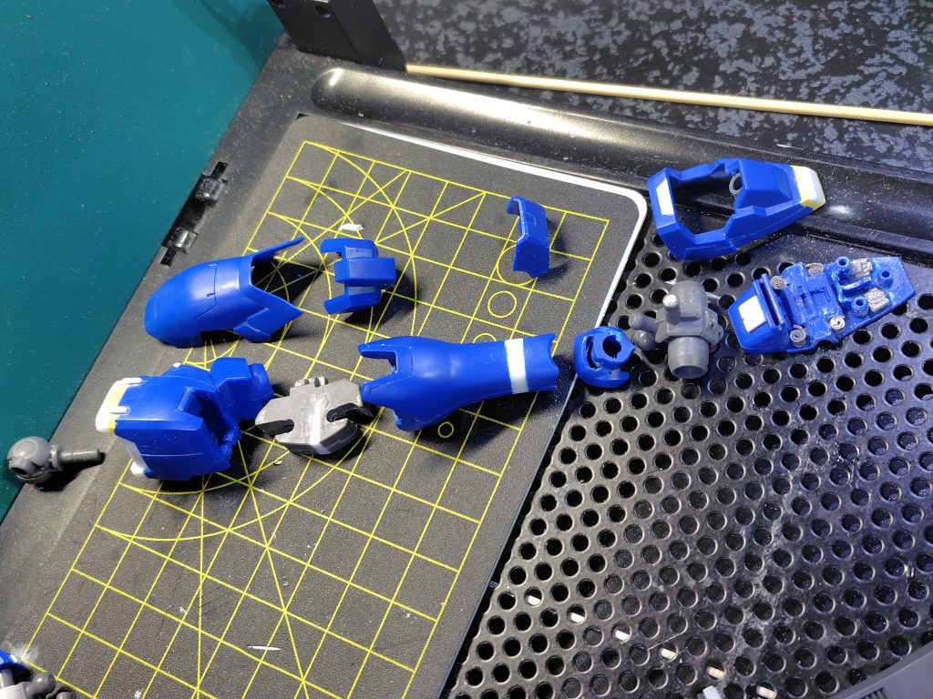 脚部の加工写真です。腿、スネ、つま先を延長した他、鳥脚気味にするため、膝関節ブロックをくさび型に延長しています。