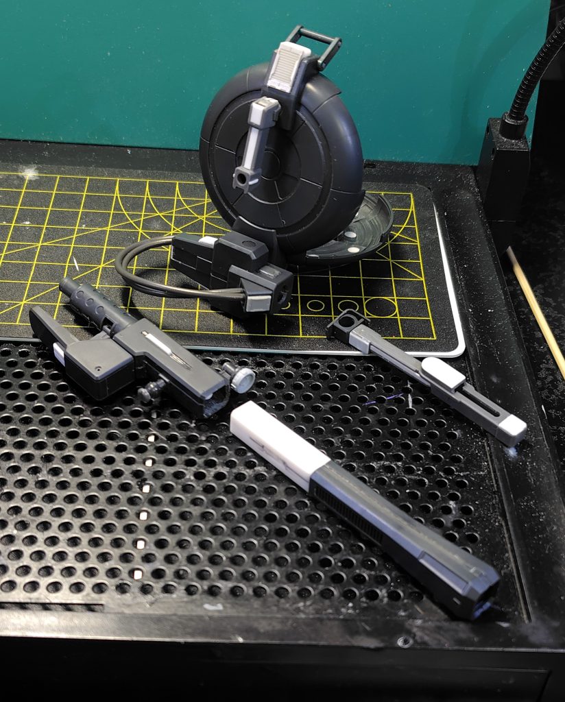 キャノンは接続アームの肉抜き埋めやディテール追加を行いました。砲身は中央で切断し、プラ材で伸縮部を作成しています。（ただの差し込み式です）