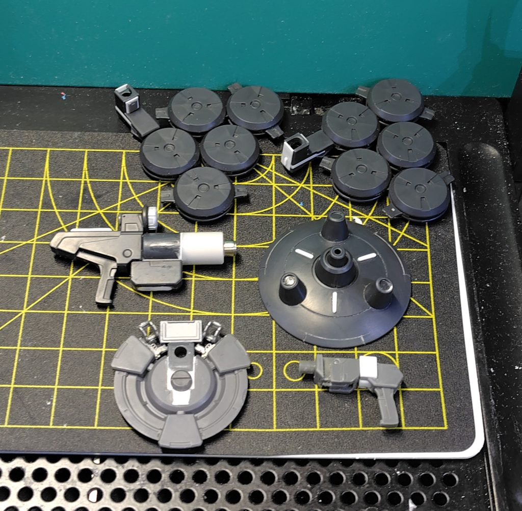 武装類は肉抜き埋めやスジボリ、プラバンディティール追加を行い、最後にエッチングパーツを貼り付けています。