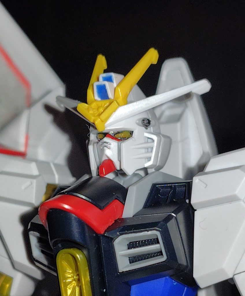 ドッキングした時に額から開口照射される超長距離の光線は爆散させる事なく切断無力化させる。