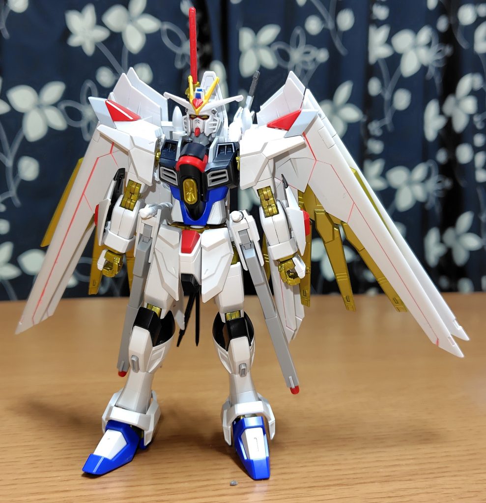 ストライクフリーダム弐式とドッキングしたマイティーストライクフリーダム形態。実はかなりの前傾姿勢でないとすぐ倒れるので現実でやるとかなりキツい姿勢です!