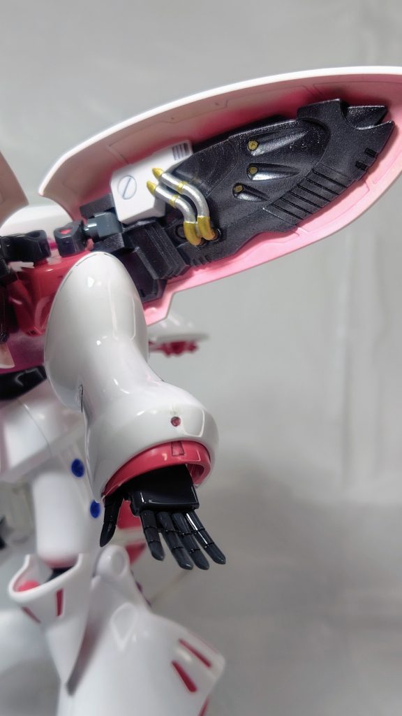 バインダー内側をガンメタル、ゴールド、シルバーで塗り分け。指先をシャープ化。