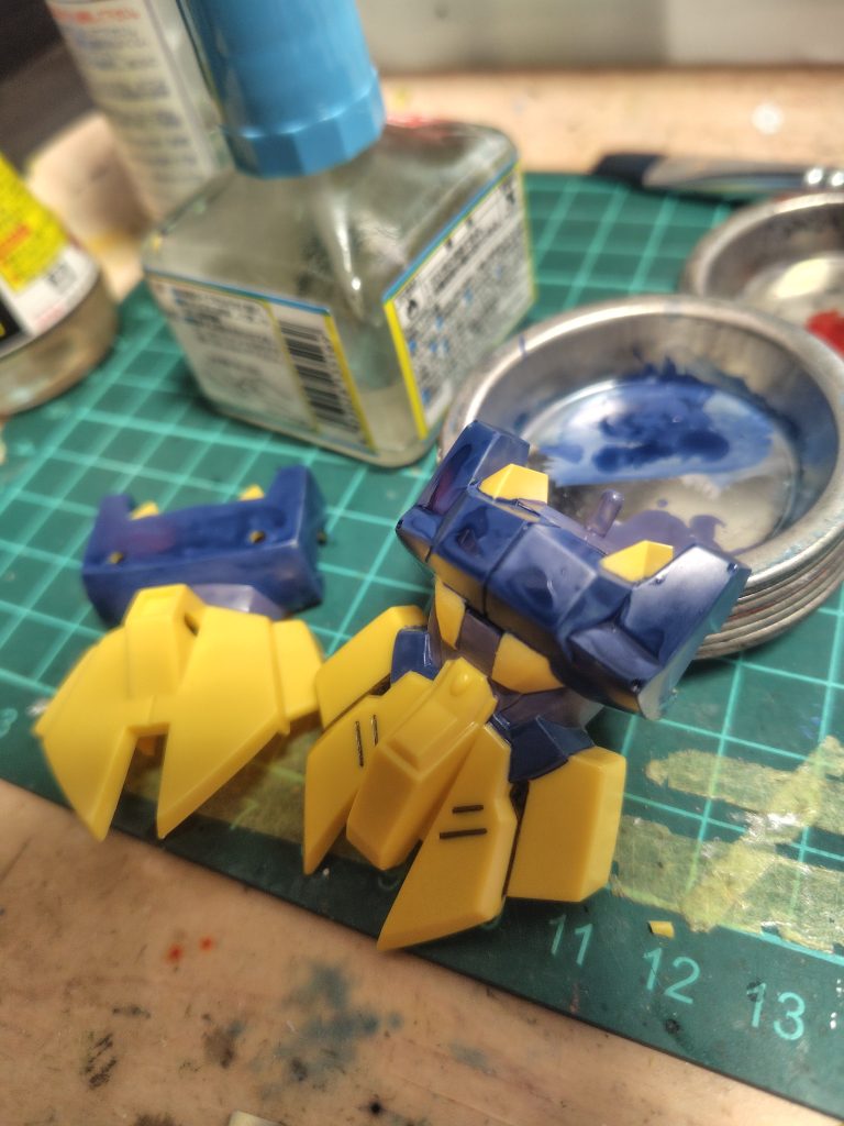 一切の甘えを許さない胴体前後2パーツ構成(zaku-kao2)たまに旧キットを作ると最近のキットは恵まれてるのがよく分かる。