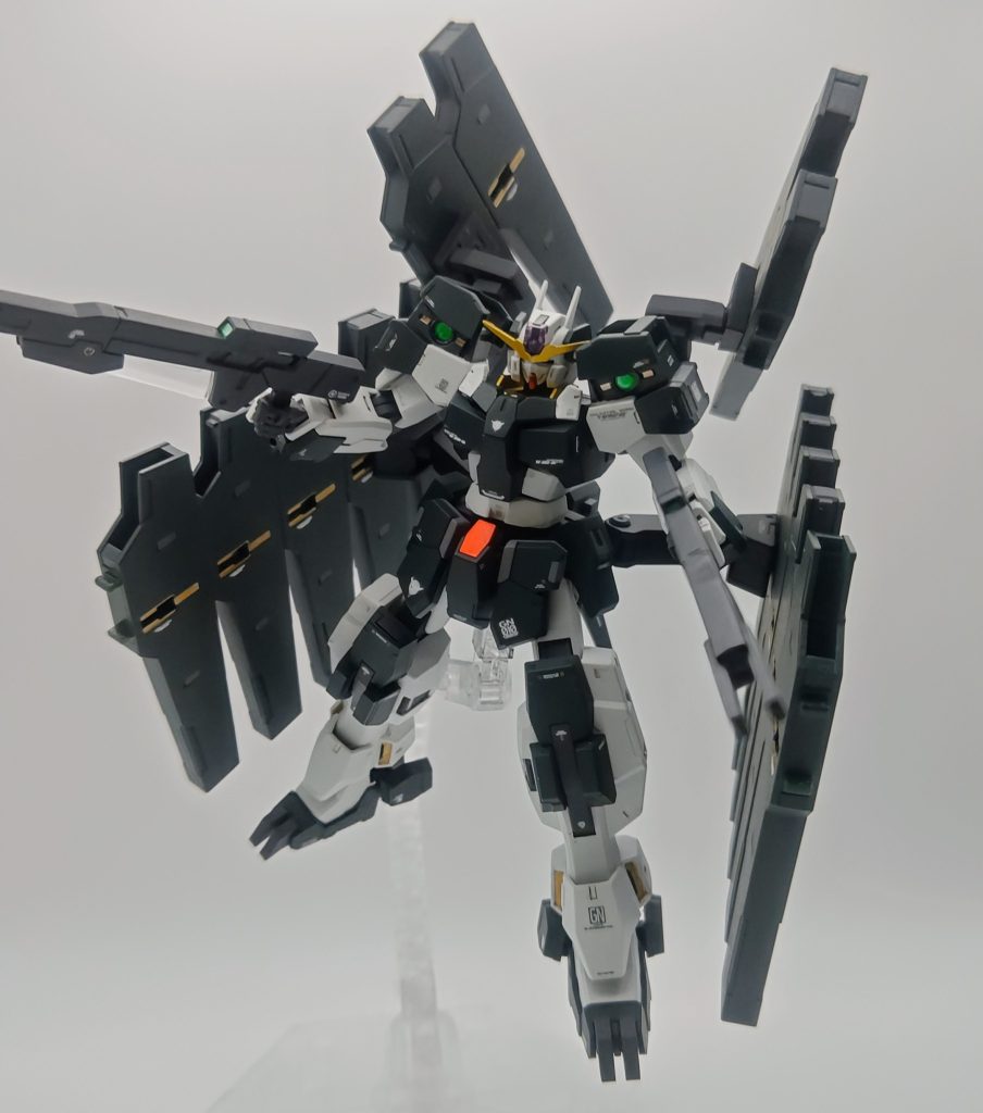 メインショットの全体です。肩のセンサー展開状態です。ここも自分のセンスで塗り分けしています。