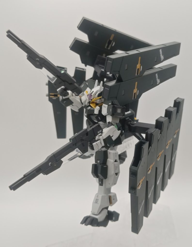 ライフルも塗分けなどちょっと個性は出しています。サブのライフルビットの刃部分も収納時連結穴から見えるのでクリアにしてほしかった。(刃は白指定なので目立っちゃう!)