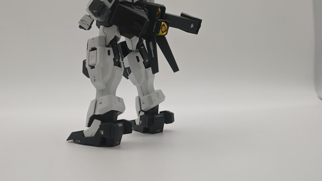 ちょっとわかりにくいですが、今回はほぼ全体でパテで埋めてリアリティ出しています。作業時間が短くなるようやすり等も揃えました。